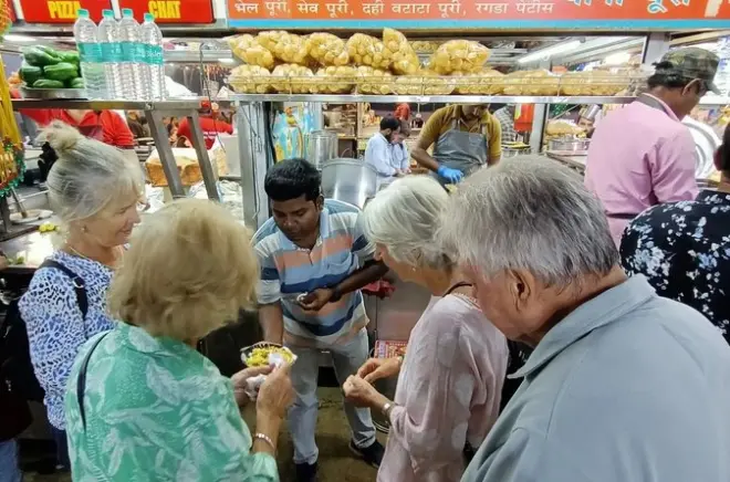 Comida de rua em Mumbai com vista do pôr do sol e 8 a 10 petiscos