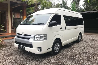 Descubra ubud em uma van particular para 15 pessoas. visite a cachoeira tegenungan, o templo tirta empul, a vista do vulcão em kintamani e os terraços de arroz de tegalalang em um dia.