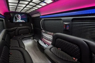 Reserve uma party bus limo de luxo em fort lauderdale para transfer privado em grupo, transporte para aeroporto ou baladas. sprinter moderna, motorista profissional, wifi e muito mais.