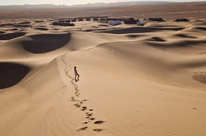 Tour du Sahara d’Ouarzazate à Erg Lihoudi : Balade à dos de chameau au coucher du soleil