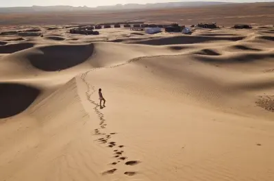 Tour du Sahara d’Ouarzazate à Erg Lihoudi : Balade à dos de chameau au coucher du soleil
