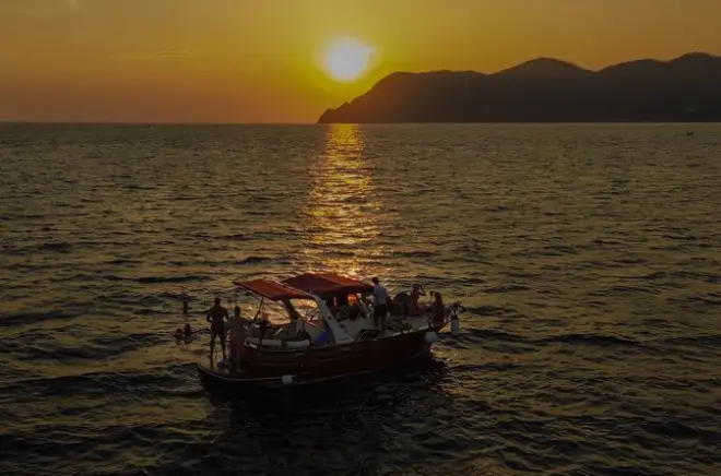 Cinque Terre Sunset Boat Tour: Aperitif & Five Villages