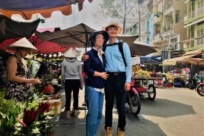 Entdecken sie versteckte saigon-märkte per motorroller mit lokalen guides. besuchen sie schwimmende, blumen- und antiquitätenmärkte jenseits von bezirk 1. hotelsabholung inklusive.