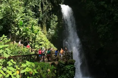 La Paz Wasserfallgärten & Sarapiqui-Fluss Tour ab San Jose