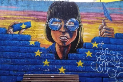 Scopri la street art di lisbona con un tour guidato a piedi tra mouraria, bairro alto e graça. ammira murales nascosti e graffiti locali con una guida esperta.