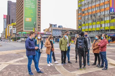 Johannesburg & soweto entdecken: apartheid-tour mit besuch von constitution hill, mandela house, maboneng. inkl. mittagessen, guide & museumseintritt.