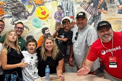 Follow a local guide through toronto’s old town, taste peameal bacon sandwiches at st. lawrence market, sip canadian ginger ale, and end with a craft beer at a cozy pub.