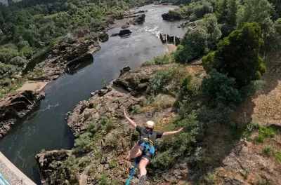 Saut pendulaire à Melgaço : Chute libre suivie d’un balancement
