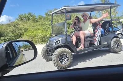 Carrinho de golfe para 6 em Grand Turk com combustível incluso