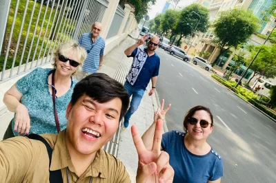 Tour privado em ho chi minh com guia local. visite mercado ben thanh, catedral de notre dame, chinatown e desfrute de almoço vietnamita autêntico.