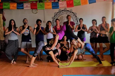 Katmandou, népal : retraite yoga 21 jours avec yoga quotidien, méditation, détox et repas complets face aux montagnes. réservez vite votre place.
