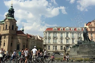 Descubre praga en bici con un grupo pequeño y privado. visita el castillo, el casco antiguo, el puente de carlos, parques y disfruta un almuerzo típico checo. tour guiado todo el día.