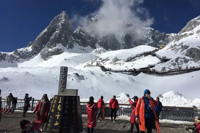 Jadetempel-Schneeberg Tour: Gletscher, Tal & Dorf