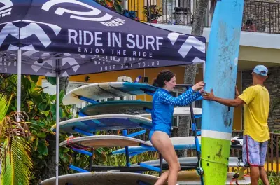 Lezioni di surf a Jaco Beach in piccoli gruppi per ogni livello