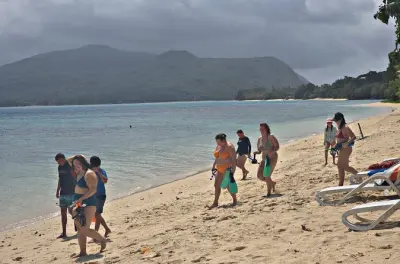 Snorkeling at Pele Island: White sand beach and village culture