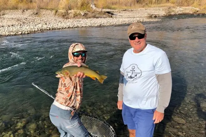 Cours privé de pêche à la mouche à Jackson Hole en eau peu profonde