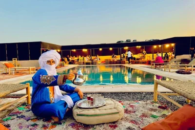 Explorez le désert d’agafay en quad et à dos de chameau, puis savourez un dîner berbère avec spectacle. transfert hôtel, guides et coucher de soleil inclus. réservez votre aventure depuis marr