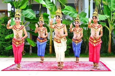 Viva a dança apsara autêntica com jantar khmer e transfer de tuk-tuk em siem reap. reserve sua noite cultural para sentir o verdadeiro sabor do camboja.