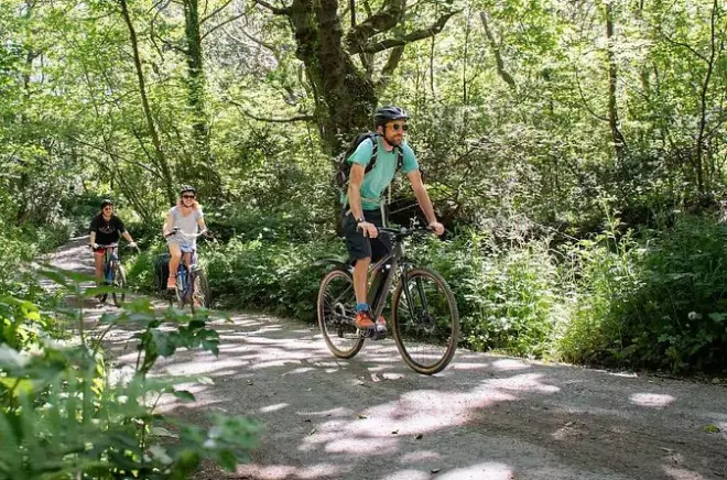 Bicicleta eléctrica en Cornwall norte: Acantilados y cabaña naufragio