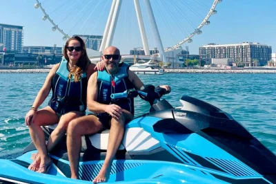 Découvrez dubai en jet ski pendant 2h, avec vue sur burj al arab, atlantis et ain dubai. guide, pauses photos, eau et équipement inclus.