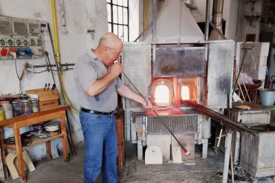 Venha experimentar a arte do vidro em murano, veneza. veja mestres em ação, crie seu próprio vidro e leve peças únicas para casa. ideal para famílias e acessível para cadeirantes.