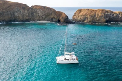 Sail guanacaste’s coast on a catamaran, snorkel hidden bays, enjoy open bar, snacks, and a sunset. family-friendly tour with lunch & water activities.