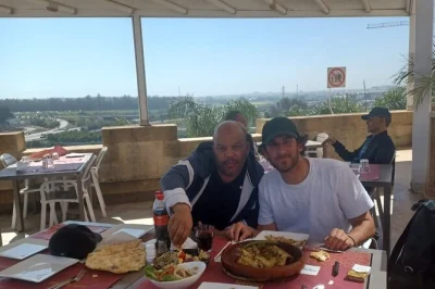 Explora casablanca en un tour privado. visita la mezquita hassan ii, el barrio habous, el mercado central y más. guía local, transporte y agua incluida.