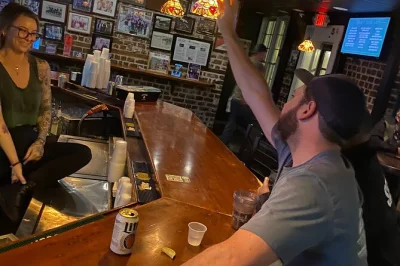 Entdecke savannahs historic district bei einer haunted pub crawl tour. besuche spukende bars, lausche geistergeschichten und genieße cocktails mit einem lokalen guide. jetzt buchen!