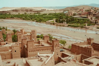 Descubre ouarzazate y ait ben haddou en un tour privado desde marrakech. cruza el atlas, disfruta del paso tizi-n-tichka y explora kasbahs antiguas con guía local.