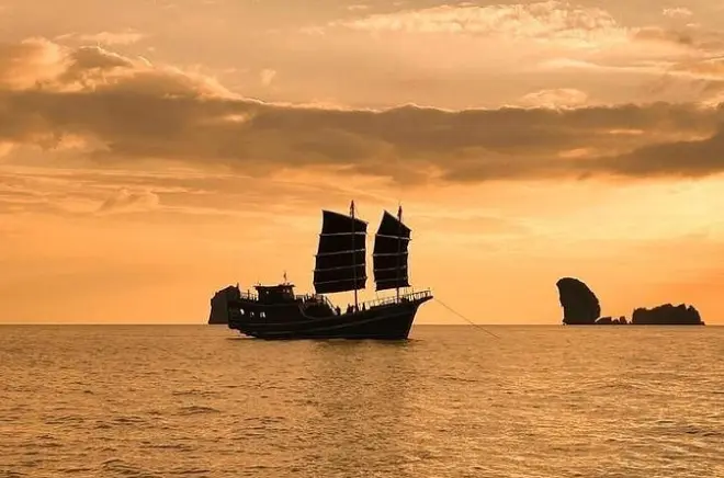 Sunset Cruise Ao Nang: Dinner, Snorkel & Bioluminescent Plankton