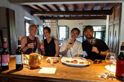 Chianti depuis florence en petit groupe. visitez une villa du xiie siècle, dégustez sept vins et savourez un déjeuner toscan avec huile d’olive locale.