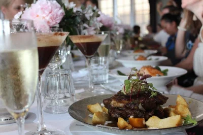 Entdecke tamborine mountains boutique-weingüter, probiere lokale spirituosen, genieße ein entspanntes 2-gänge-mittagessen mit aussicht und bequemen rücktransfer ab brisbane.