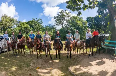 Equitazione a Roatan: Sentieri di montagna e spiaggia di West Bay