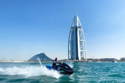 Faites une balade en jet ski à dubaï avec une vue imprenable sur le burj khalifa et le burj al arab. comprend jus frais, photos, équipement de sécurité et guide. réservez votre aventure dès mai