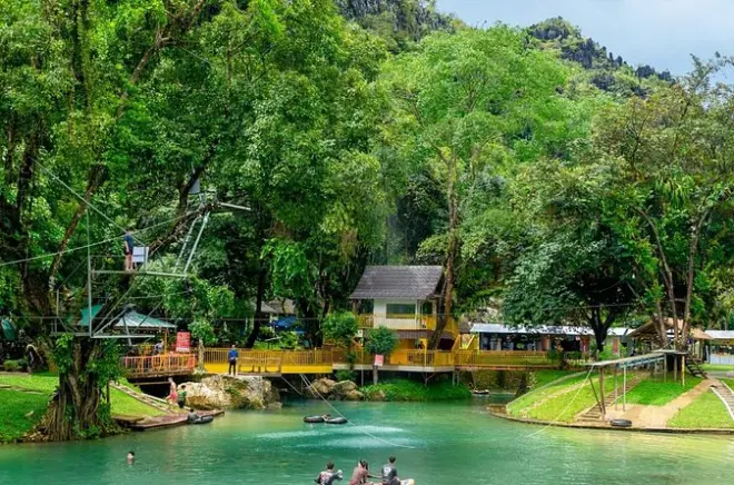 Zipline a Vang Vieng: Giungla, grotta e fiume in un giorno
