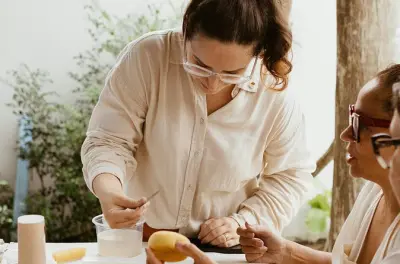 Oficina de tingimento natural na Úmbria com técnicas tradicionais