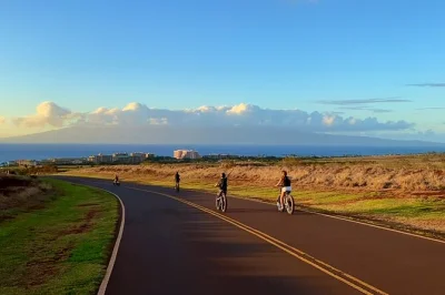 Explore west maui em um passeio autoguiado de ebike. pedale por costas, praias, fazendas de café e muito mais no seu ritmo. inclui mapa, capacete e cadeado.
