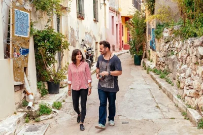 Explore os bairros secretos de atenas com um guia local. conheça psirri, gazi e kerameikos em um tour privado cheio de dicas e lugares autênticos.