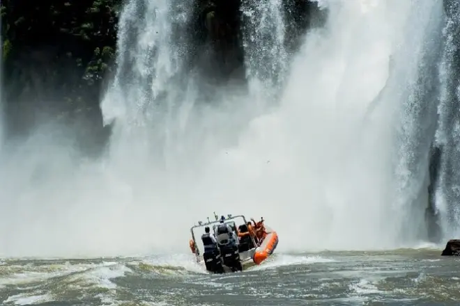 Helicóptero, barco y parque de aves en las Cataratas de Iguaçu