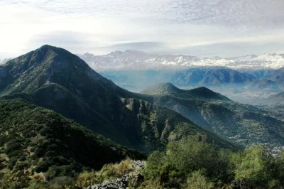 Grimpez le cerro manquehue pour admirer les andes, la silhouette de santiago et peut-être apercevoir des condors. guide privé, prise en charge à l’hôtel, encas et bâtons de marche inclus.