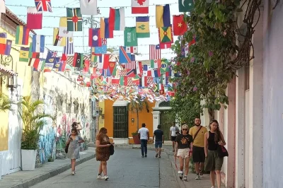 Descubra o centro histórico de cartagena, getsemaní, castillo san felipe e a catedral. tour guiado a pé com história, cultura e tempo para compras.