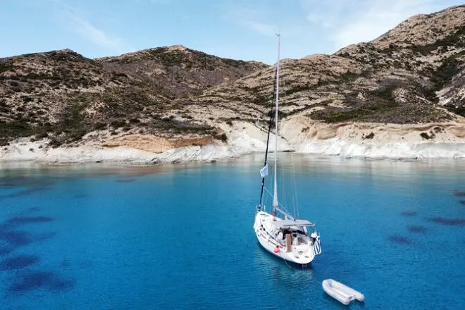 Vela privada 2 dias: Milos, Kimolos e praia de Kleftiko
