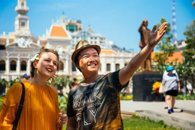 Descubra ho chi minh city com guia local. visite Ópera de saigon, correios centrais, museu dos vestígios da guerra e cantinhos escondidos. tour privado e autêntico.