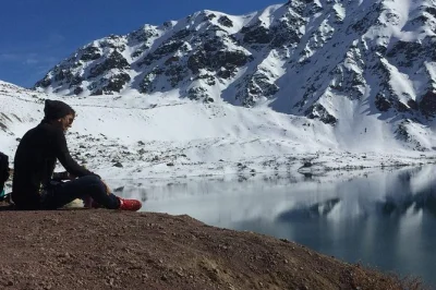 Erlebe den embalse el yeso bei einem geführten tagesausflug in den anden ab santiago. inklusive wein, snacks, hoteltransfer und insiderwissen aus dem cajón del maipo.