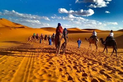 Vivez une excursion de 3 jours dans le désert, de marrakech à merzouga. découvrez aït benhaddou, les gorges du todra, et chevauchez des chameaux au coucher du soleil dans le sahara. réservez votr