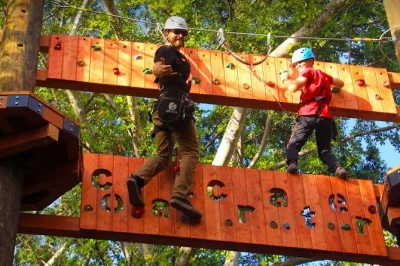 Oahu, parcours aventure aérien sécurisé avec 18 obstacles à grimper, balancer et sauter. vivez une expérience unique en toute sécurité. réservez votre aventure dès maintenant.