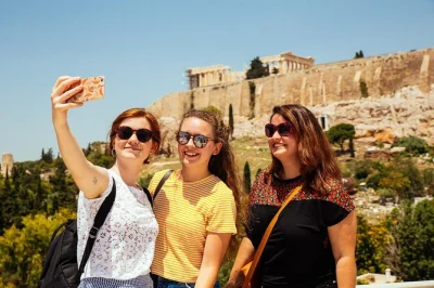 Explore os mitos de atenas com um guia local em tour privado. visite plaka, monastiraki, academia de atenas e cantinhos secretos. reserve seu passeio histórico agora.
