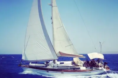 Tour de vela de 7 horas de Paros a Antiparos: Baño y almuerzo