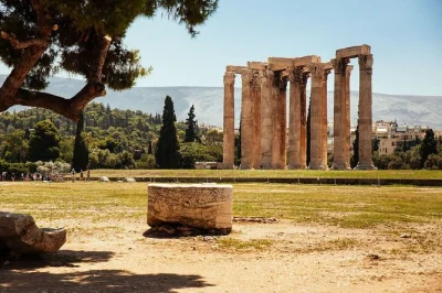 Explore atenas com um guia local. conheça a Ágora antiga, plaka, arco de adriano e cantinhos escondidos em um tour privado a pé. inclui um sabor típico.
