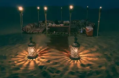 Jantar romântico nas dunas de Jeddah com estrelas e camelo